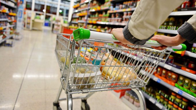 Vrojtimi i BSH: 38 per qind e shqiptareve i shpenzojne parate pa e vrare mendjen